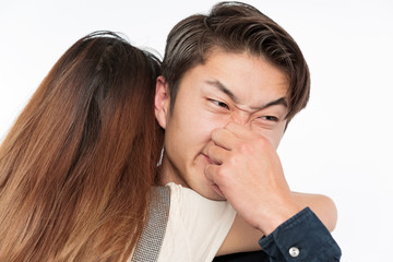 女性のニオイに鼻をつまむ男性