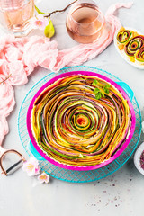 Spiral Gemüse Tarte auf bunt dekoriertem tisch.