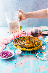 Spiral Gemüse Tarte auf bunt dekoriertem tisch.