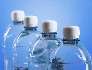 Naklejka premium Plastic bottles of water isolated on background