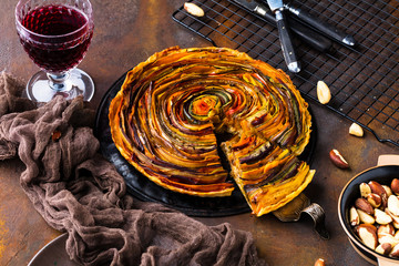 Spiral Gemüse Tarte auf bunt dekoriertem tisch.