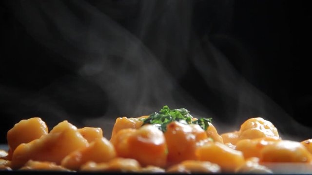 Nhoque de batata caseira com salsa, saindo fuma&ccedil;a