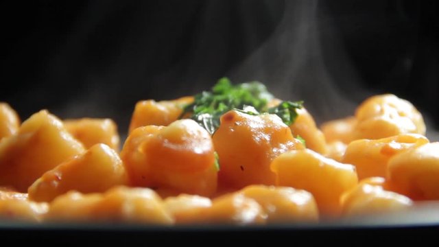 Nhoque de batata caseira com salsa, saindo fuma&ccedil;a