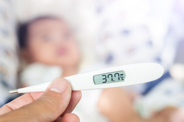 Test the baby temperature with a thermometer at 37.7 degrees Celsius.hand-foot-and-mouth disease