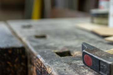 Werkbank mit Hammer wartet auf den Handwerker oder Schreiner für seinen nächsten Auftrag