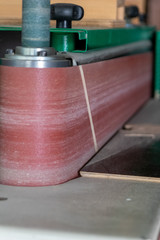 Schleifmaschine in einer Schreinerei / Tischlerei wartet auf zu schleifendes Holz