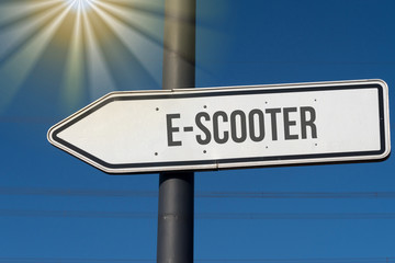 Fototapeta premium Ein Pfeil weist auf die E-Scooter hin