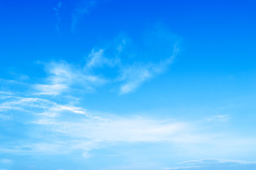  bright blue sky .