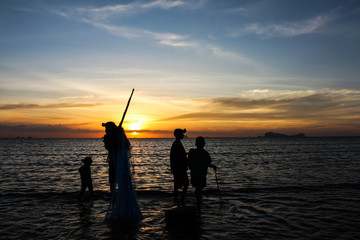 Fototapeta premium silhouette of fisherman family.