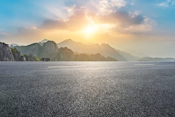Crédence de cuisine en verre imprimé Monts Huang Asphalt highway road and beautiful huangshan mountains nature landscape at sunrise