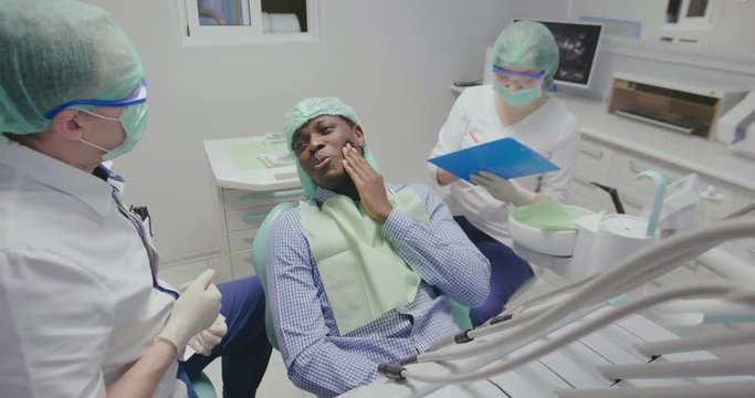 Patient complains to dentist about toothache