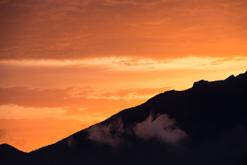 Obraz premium Beautiful sunset over the mountains