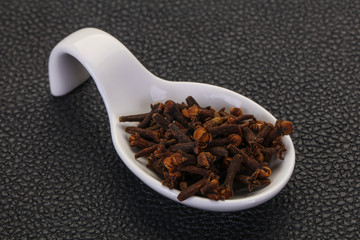 Dry clove seeds