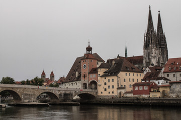 Fototapeta na wymiar Regensburger Wahrzeichen: Steinerne Brücke und Altstadt