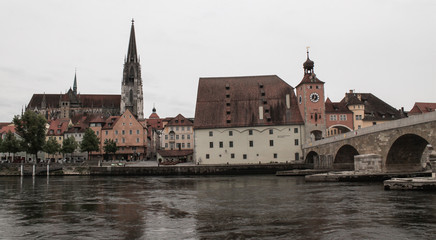 Fototapeta na wymiar Regensburg; Altstadt mit Dom, Salzstadel und Brückturm