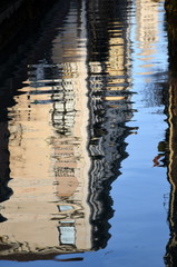 Abstrakte Spiegelung auf der Wasseroberfläche
