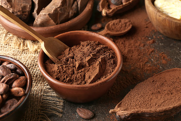 Bowl with cocoa powder on table