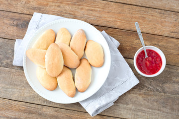 Schenkeli Kekse aus dem Backofen