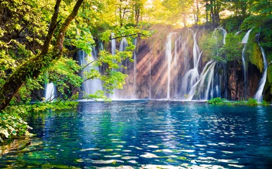 Abwaschbare Fototapete Badezimmer Das letzte Sonnenlicht erhellt den Wasserfall mit reinem Wasser im Nationalpark Plitvice. Bunte Frühlingsszene des grünen Waldes mit blauem See. Tolle Aussicht auf die Landschaft von Kroatien, Europa.