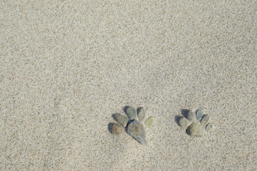Fototapeta na wymiar Füße im Sand aus Steinen