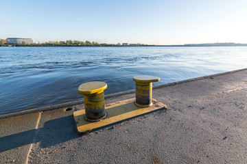 Poller am Kai an der Elbe in Hamburg in der Abendsonne