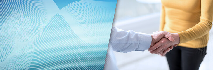 Obraz premium Woman and man shaking hands in office. panoramic banner