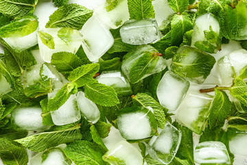 Obraz premium Many ice cubes with fresh mint leaves as background