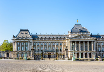 Obraz premium Front view of the colonnade and left wing of the Royal Palace of Brussels, the official palace of the King and Queen of the Belgians in the historic center of Brussels, Belgium, on a sunny day.