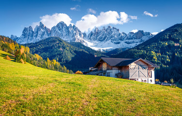Fototapeta na wymiar Great view of Santa Maddalena village in front of the Geisler or Odle Dolomites Group. Colorful autumn scene of Dolomite Alps, Italy, Europe. Traveling concept background.