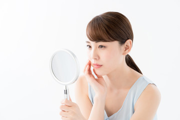鏡を見る女性