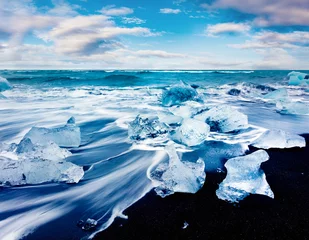 Eisblöcke, die von den Wellen am Strand von Jökulsárlón umspült werden. Dramatische Sommerszene des Vatnajokull-Nationalparks, Südostisland, Europa. Schönheit des Naturkonzepthintergrundes. © Andrew Mayovskyy