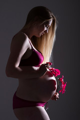 Schwangere Frau mit Orchidee