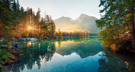  Geweldige herfstzonsopgang van het Hintersee-meer. Schilderachtig ochtendzicht op de Beierse Alpen aan de Oostenrijkse grens, Duitsland, Europa. Schoonheid van de natuur concept achtergrond. © Andrew Mayovskyy
