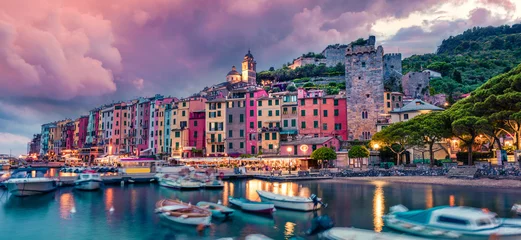 Foto auf Acrylglas Lavendel Fantastische Frühlingsszene der Stadt Portovenere. Malerischer Sonnenuntergang am Mittelmeer, Ligurien, Provinz La Spezia, Italien, Europa. Hintergrund des reisenden Konzepts.