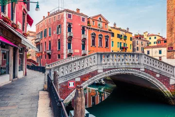 Deurstickers Prachtig uitzicht op de lente van Venetië met beroemde waterkanaal en kleurrijke huizen. Schitterende ochtendscène in Italië, Europa. Prachtig mediterraan stadsgezicht. Reizende concept achtergrond. © Andrew Mayovskyy