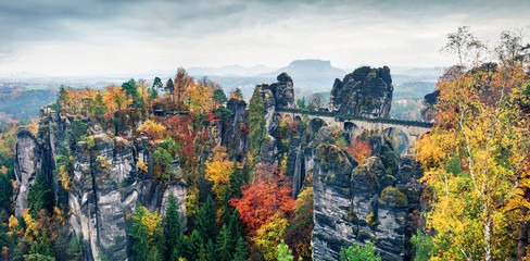 Regnerischer Herbstblick auf die Basteibrücke. Malerisches Morgenpanorama des Nationalparks Sächsische Schweiz, Deutschland, Europa. Schönheit des Naturkonzepthintergrundes.