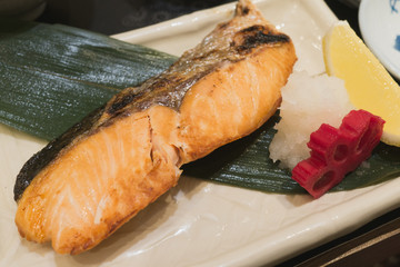 The salmon steak that is cooked using fire is too strong to make the fish surface dry.