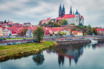 Obraz premium Dramatic autumn sceneof oldest overlooking the River Elbe castle - Albrechtsburg. Misty veneig cityscape of Meissen, Saxony, Germany, Europe. Traveling concept background.