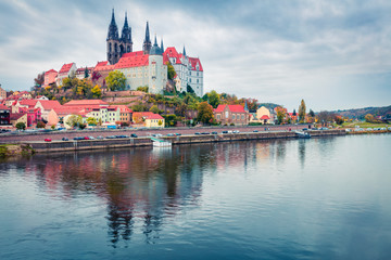 Obraz premium Dramatic autumn sceneof oldest overlooking the River Elbe castle - Albrechtsburg. Misty veneig cityscape of Meissen, Saxony, Germany, Europe. Traveling concept background.