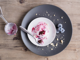 Heidelbeer Eis mit Schokoherzen auf einem weißen und grauen Teller, Draufsicht, Sommer, Erfrischung, rustikaler Stil