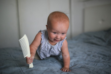 Naklejka premium baby cries with comb, sad and screaming baby