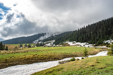 Obraz premium Cabin in a clearing in the mountains