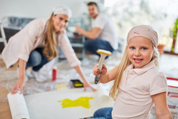 Kleines Mädchen hat Spaß beim Malern
