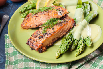 Baked salmon with asparagus and hollandaise sauce