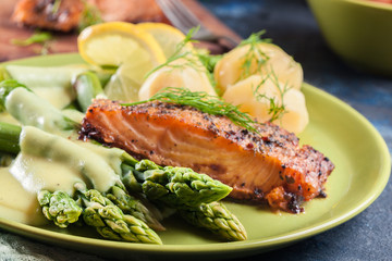 Baked salmon with asparagus and hollandaise sauce
