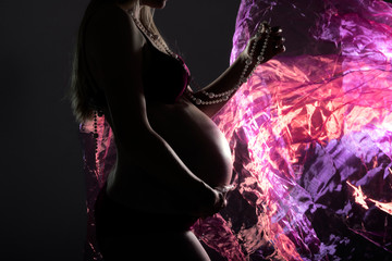 Schwangere Frau im 9. Monat