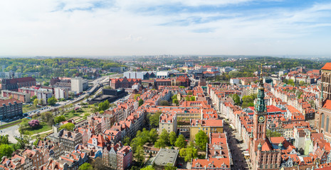Gdańsk - panoram miasta z powietrza. Krajobraz starego miasta z widocznymi atrakcjami...
