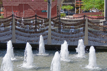 Springbrunnen mit Liebesschlössern