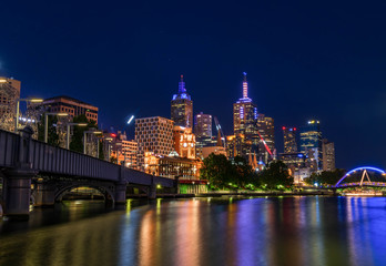 Naklejka premium Melbourne City along the Yarra at Night