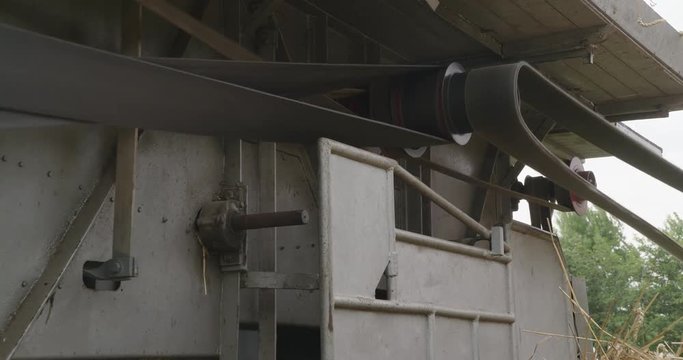 Wheels with belts spinning, energy and tracktion.